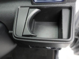 【カップホルダー】エアコン吹き出し口下部に設置されていますので使いやすさバッチリ!運転席から手の届くちょうどの位置です!