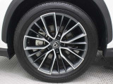 235/50R20ランフラットタイヤ&専用アルミホイールを装着しています。