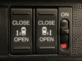 【両側パワースライドドア】両側がパワースライドドアになっており、運転席のスイッチやスマートキーでも開閉が可能です!開口部も広いので乗り降りも楽々♪