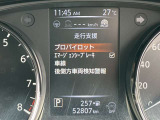 スピードメーター上に運転をサポートする様々な情報を表示してくれます。
