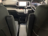【インパネ周り】広々とした視界性の良い運転席です。ゆったりとした快適な乗り心地で運転できます。インテリアカラーはブラック。シンプルで使いやすい空間に仕立てました。