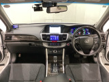 車内は光触媒抗菌消臭施工済です。スタイリッシュなデザインでスポーティなインパネ周りを演出します。グローブボックスやカップホルダーのほかにトレーなどたくさんの収納スペースが付いています。