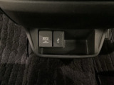 アクセサリーソケットはUSBのアダプターなどをつければ、スマホの充電にも使えます。周辺には物が置けるボックスがついています。