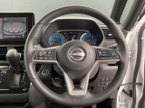 右、高速道路でアクセル、ブレーキ、ステアリングをサポートするプロパイロットの操作スイッチ。左、ナビ、メーターパネル内を操作するスイッチ。