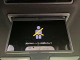 【13.2型有機ELフリップダウン】三列目からでも迫力のエンタメが観れる大画面フリップダウン。有機ELのモニターでは、一般的なフリップダウンよりも高コントラストでキレイな映像を楽しめます。