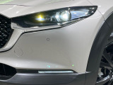 【LEDヘッドライト】悪天候や夜間走行時も良好な視界を確保し安心して運転できる高輝度LEDヘッドライトを装備!点灯速度が早く、消費電力も抑えられています。