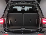 【手が塞がっていても開けられるトランク♪】大容量のトランクに、両手が塞がっていても車の下部に足をかざすだけで自動でトランクが開閉できるフットトランクオープナー付き!お買い物がたっぷり楽しめますね♪