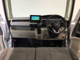 【前方視界】開放的な前方視界!運転がしやすく疲れにくいです♪窓が大きく、見通しがとっても良いおクルマですよ♪