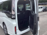 テールゲートは人が乗り降りする時のヨコ開きと、荷物を載せる時は通常のタテ開きの、2通りの開閉ができる、わくわくゲートです。