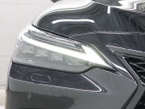 LEDヘッドランプにはアダプティブハイビームシステム「AHS」を採用。光検出カメラで車両検出をし、先行車や対向車に直接ハイビームを当てないように部分遮光します。