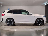 【BMWの伝統-3】BMWのお車は、&ldquo;駆け抜ける歓び&rdquo;を体現しております。走行の安定性とコーナリングの良さを追求し、思い通りにハンドルの操作可能です。