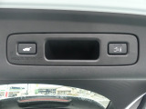ハンズフリーアクセスパワーテールゲート。スマートキーを携帯していれば、車の下に足をかざせばテールゲートを開けることが可能。予約クローズボタンを押して車から離れるだけで閉めることも可能です。