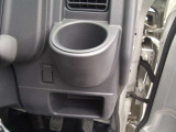 運転席側にはもう1個カップホルダーが装備されてます。