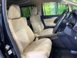 運転席まわりには十分なスペースがあり、大柄な方でもゆったり運転していただける環境です。