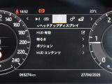 ヘッドアップディスプレイは運転中に役立つ情報をフロントガラスに映し出します。独自のレーザー技術により、直射日光が当たるような状況にも対応。走行速度、ナビゲーションなどの情報を、クリアに表示します。