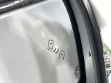 【ブラインドスポットモニター】走行中、ドアミラーの死角になりやすい箇所に後続車が接近するとサイドミラーのレンズに警告を表示!ドライバーに注意喚起をしてくれます。