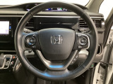 ハンドルにHondaセンシング系のクルーズコントロールやレーンキープアシストなどのスイッチと、オーディオの操作スイッチが装備されています。ハンドルから手を離さず安全に操作できます。