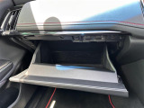 【グローブボックス】大容量のグローブボックスです!!車検証ケース他、日頃使う小物類の収納スペースもたくさんあります!
