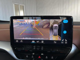 車両を空から眺めるような視点のアラウンドビューモニター付きバックカメラ。