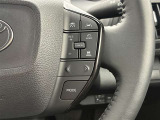 前方の車との車間を設定し、スピードを上げたり緩めたりを自動で行ってくれる追尾式の「レーダークルーズ」。上級装備の一つです!高級車にしかつかない嬉しい機能です。
