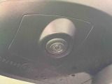 純正ナビゲーションを装着することで狭い道でのすれ違い時に下廻りを映し出す事ができます。他のカメラと連携してパノラマモニターにも対応することが出来ます。