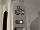 狭い駐車場で便利な電動格納ドアミラーが付いています。