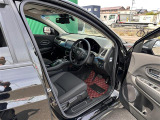 【運転席】座り心地が良いシートなので長時間の運転でも快適にお過ごしいただけます。新品のフロアマットのご注文も可能です。掲載箇所以外にご希望の写真がございましたらお気軽にお問い合わせ下さい。