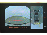 バックガイドモニター(バックモニター)付き。車両後方の映像をナビ画面に表示し、駐車などの後退操作をサポートします。