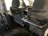 運転席・助手席の背もたれには、2列目シート用にカップホルダー付きの「格納式のシートバックテーブル」を装備しています。休憩時のちょっとした時間などカップを置いたり、小物置きに使えて便利です。