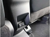 充電用USB端子付き。スマートフォンなどの充電に便利です。