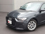 ●一目でAudiとわかる特徴的なシングルフレームグリル・LEDランプ。精悍なフロントマスクからAudiのスマートで上品なブランドを連想させてくれます。女性にも大変ご好評頂いております。