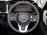 ハンドル左側にはオーディオ操作が出来るオーディオリモートコントロールスイッチ、右側にはHonda SENSINGとオートクルーズコントロールのスイッチを装備!