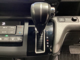 CVT車のセレクトレバーです。低速から高速まで、変速ショックのないスムーズな走りを実現するとともに、エンジン効率のよい領域を維持することで燃費にも貢献します。