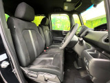 運転席まわりには十分なスペースがあり、大柄な方でもゆったり運転していただける環境です。