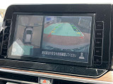アラウンドモニター、上空から見下ろしているかのような映像をディスプレイに映し出し、スムースな駐車をサポートします。さらに、人や自転車など周囲に動くものがいる場合には、表示とブザーで注意を促します。