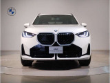 【BMWの伝統-1】BMWの特徴的な&ldquo;キドニーグリル&rdquo;は、80年以上続く伝統の形でございます。変わらないこだわりのデザインが、プレミアムブランド&ldquo;BMW&rdquo;を創り出します。