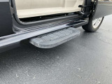 オートステップ、ドア開閉に連動して、車体下から自動的に展開・格納される電動の補助ステップ(踏み台)です。乗り降りの際の段差を減らし、小さな子どもや高齢者の足腰への負担を軽減します。