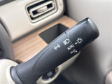 【オートライト(AUTO)】外の明るさをシステムが感知して、自動でヘッドライトが点灯します。ヘッドライトをつけ忘れを防ぐ便利機能です。