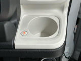 【ホッとカップホルダー】ホットドリンクをちょうどいい温度でキープしてくれる保温機能付きのカップホルダーです。冬の寒い日でも快適なドライブを♪