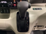 CVT車のセレクトレバーです。低速から高速まで、変速ショックのないスムーズな走りを実現するとともに、エンジン効率のよい領域を維持することで燃費にも貢献します。