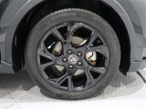 タイヤサイズは(225/50R18)で専用純正アルミホイールです。