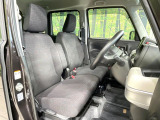 運転席まわりには十分なスペースがあり、大柄な方でもゆったり運転していただける環境です。