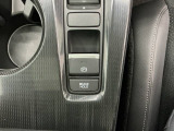 電動パーキングブレーキ、信号待ちや渋滞時などブレーキを踏み続ける場合に比べて足腰の疲労が軽減されるオートブレーキホールド付きです!