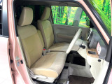 運転席まわりには十分なスペースがあり、大柄な方でもゆったり運転していただける環境です。