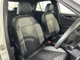 R-Line専用のシートとなります。乗り心地を固く感じられるかもしれませんが、長距離運転も疲れしらずです。