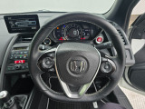 ドライバーの操作性に配慮したステアリング。快適な運転をサポートします。