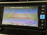後方の見える安心をお届けするバックガイドモニター付:バックするときのアシストラインもあって楽々バック!車庫入れや縦列駐車をサポートし、苦手な駐車も安心です!今やもう手放せない装備ですネ♪
