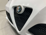ブランドの象徴である盾型(スクデット)デザインのフロントグリルです。
