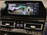 【ドライバーコックピット】人間工学に基づきドライバー中心にすべての操作パネルを設計。ドライバーが直感的に操作できる様にドライバー側にわずかに傾斜。常に運転に最適な姿勢/視線を保つ事が出来ます!