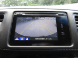 バックカメラの画像です。ガイドラインがスムースな車庫入れをサポートいたします。車庫入れの安心感がアップしますね。